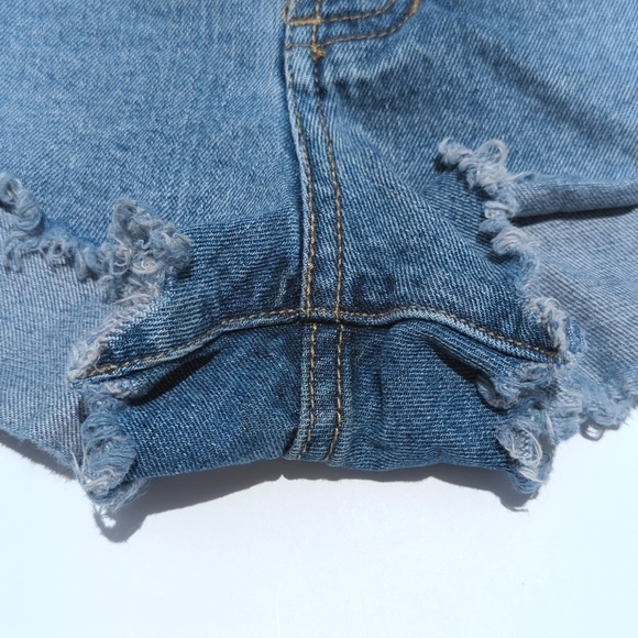 Amuse Society Medium Wash High Waisted Cheeky Raw Hem Button Fly Jean Shorts 26 - Picture 9 of 12